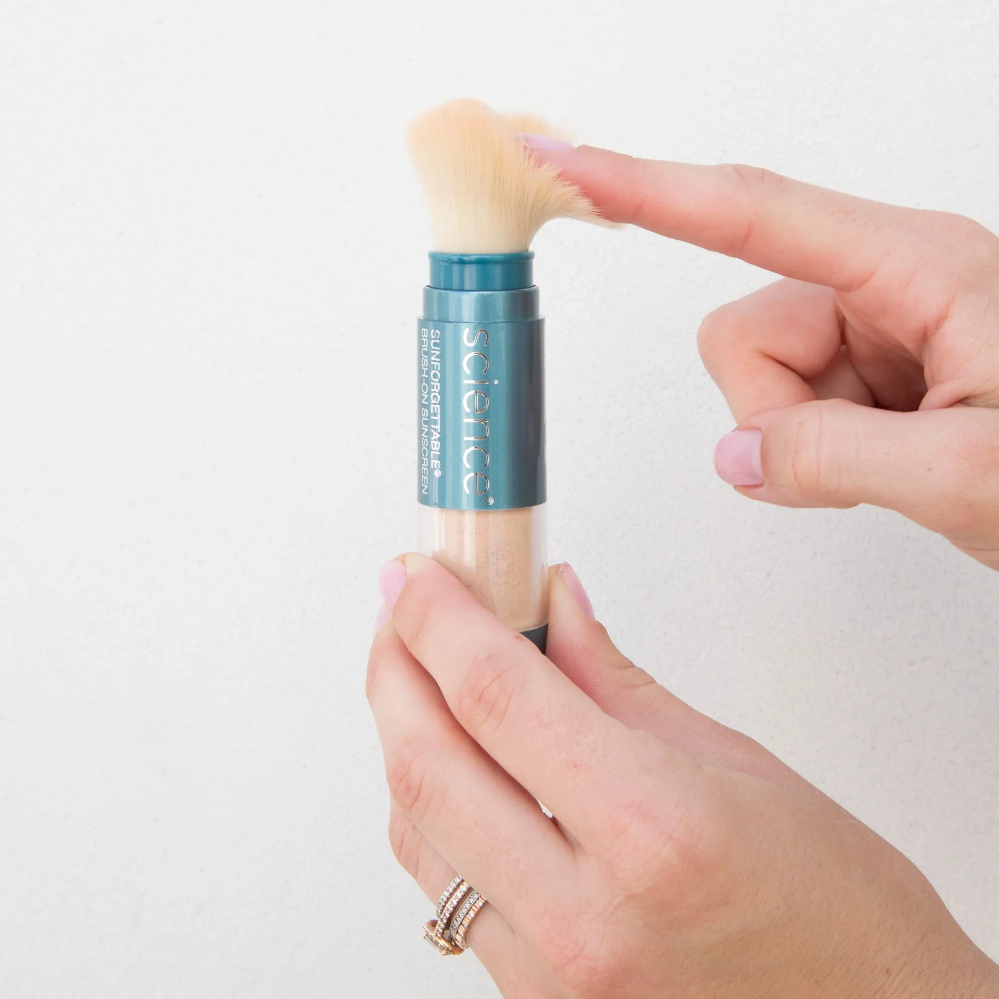 Colorescience Sunforgettable Brush-On Shield SPF 50 – Mineral SPF recomendado por Skin Cancer Foundation