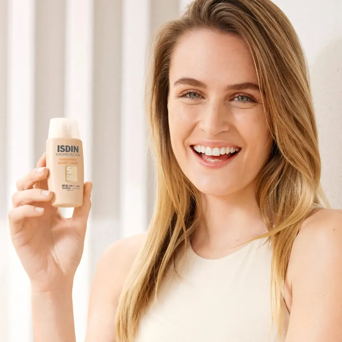 Fusion Water Magic Color Light SPF 50 de ISDIN dermafarmacia dermapro